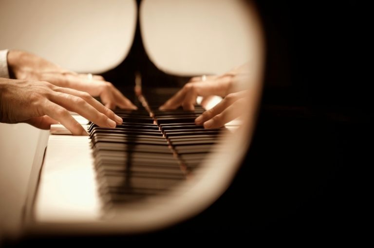 Vạn Phúc Music chuyên phân phối đàn piano giá tốt