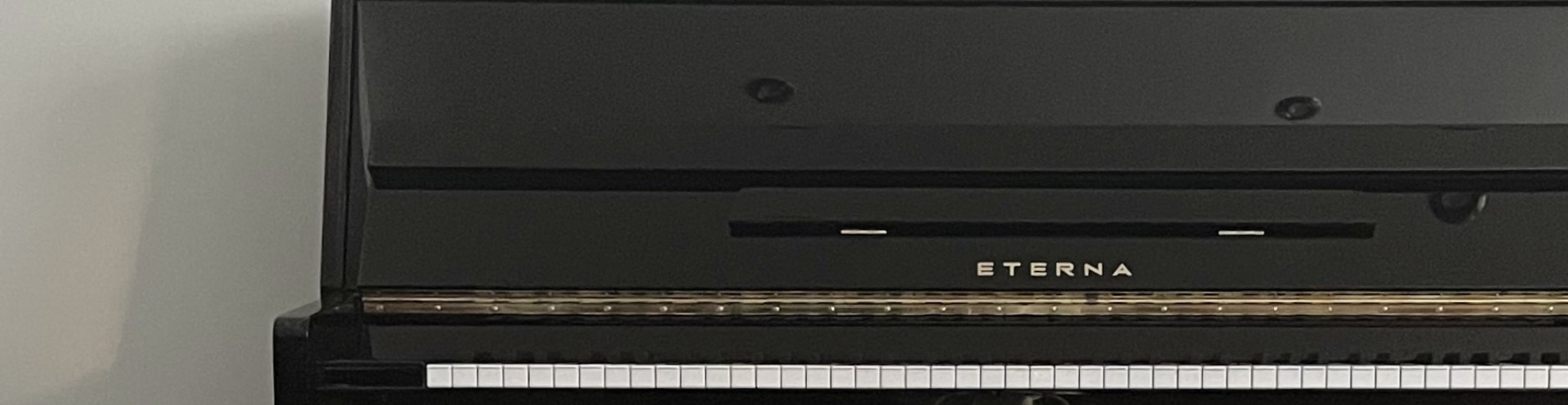 Đàn Piano Upright Eterna