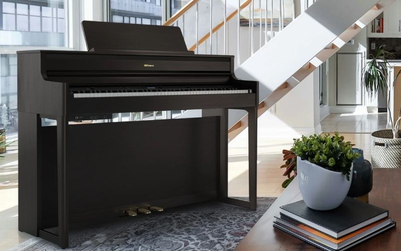 Roland HP 704 với 4 loa đa chiều, bàn phím PHA 50 cao cấp