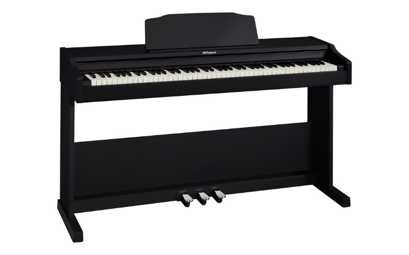 Roland RP 102 với thiết kế cabinet vững chãi, gọn gàng