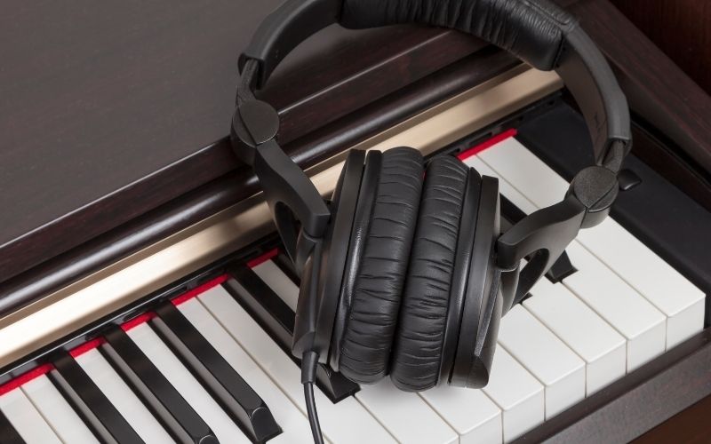 Tai nghe có dây vẫn là lựa chọn phù hợp cho piano điện
