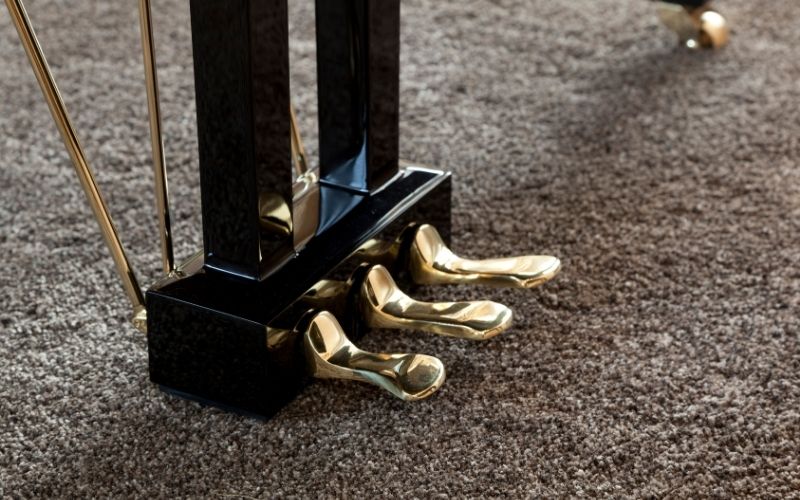 Đàn piano upright thường có 3 pedal