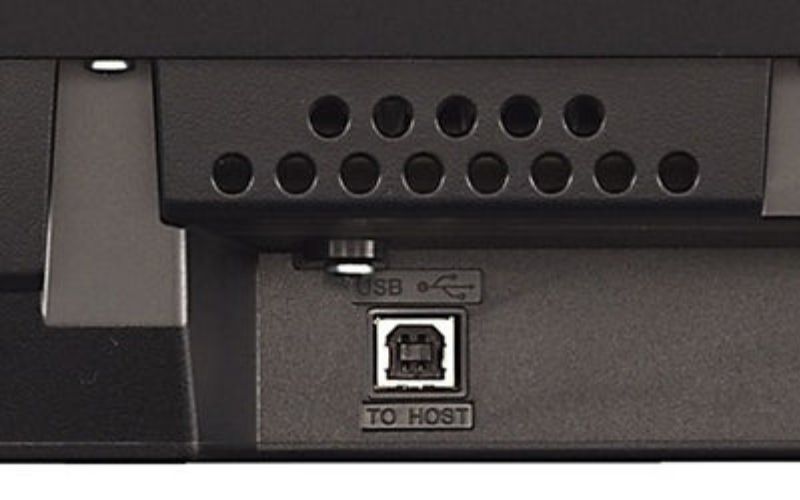 Yamaha P-45 có cổng USB to Host cho phép kết nối đàn