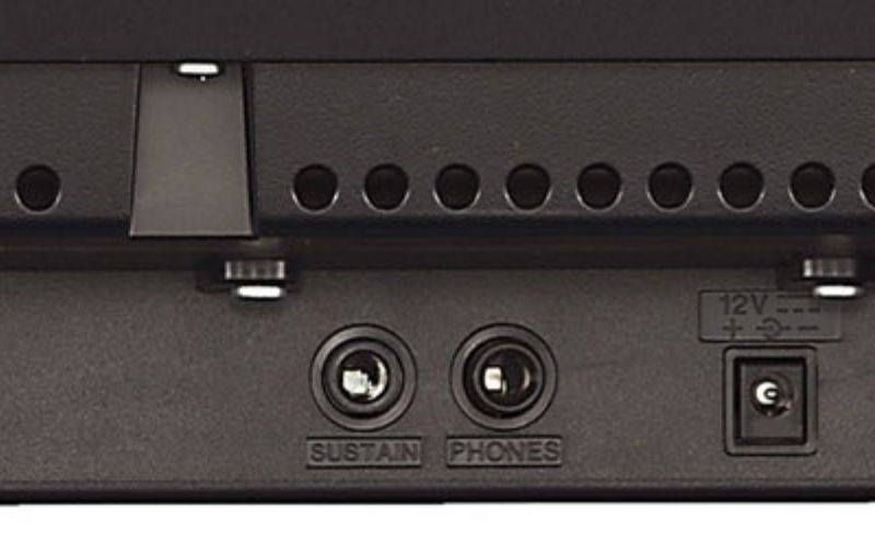 Yamaha P-45 có jack tai nghe chuẩn 6.35mm