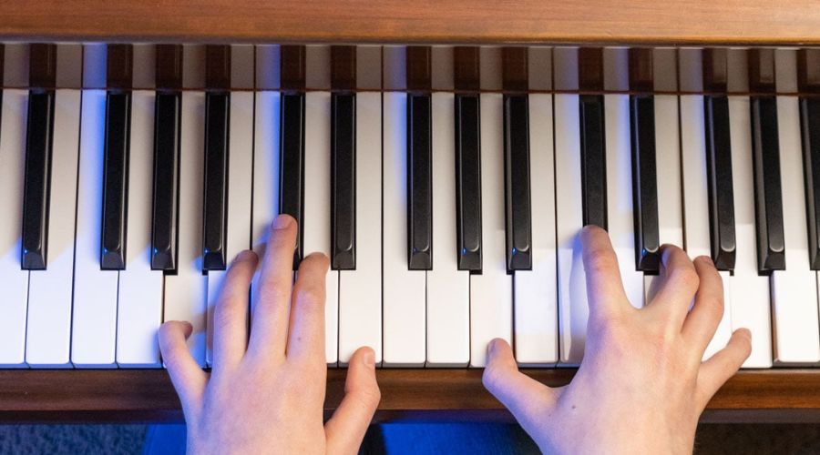 Chạy ngón 5 phím là bài tập nền tảng cho người mới