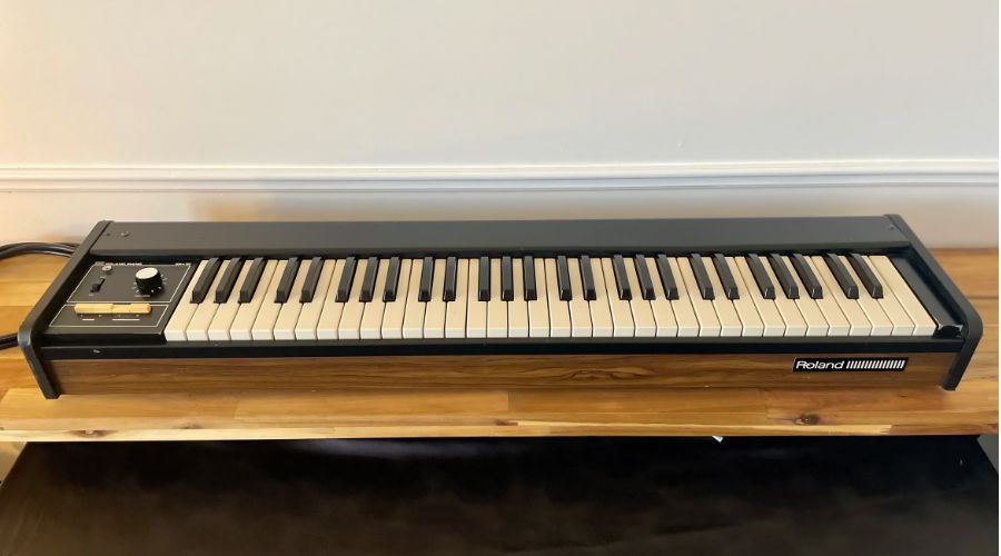 EP-10 là mẫu piano điện đầu tiên của Roland