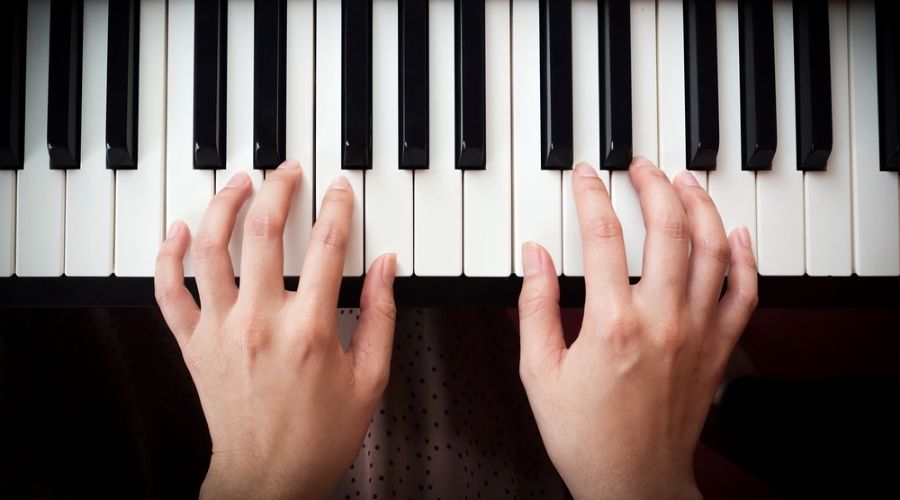 Giữ cổ tay ngang bằng với mu bàn tay