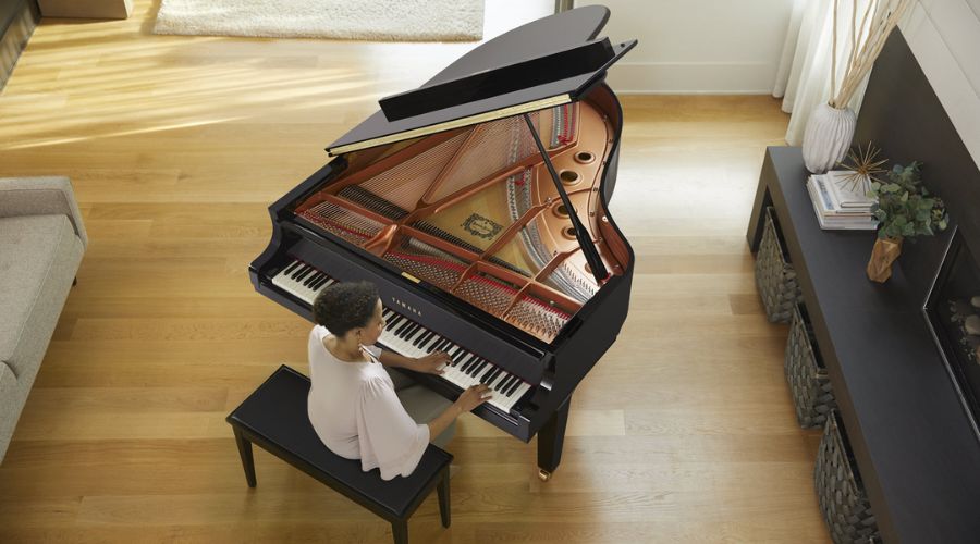 Grand piano có thùng đàn và dây đàn nằm ngang