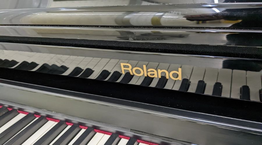 Roland ra đời tại Osaka, Nhật Bản năm 1972
