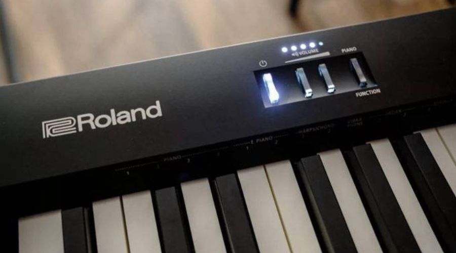 Bảng điều khiển của Roland FP-10