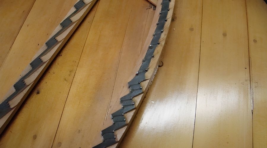 Kiểm tra vết nứt, các vị trí bung keo trên soundboard
