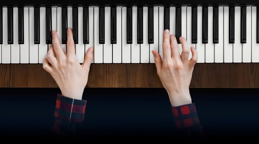 Tay phải chơi giai điệu, tay trái giữ hòa âm