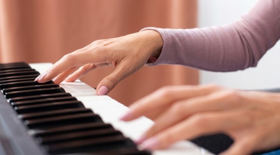 Tư thế bàn tay và ngón tay trên phím đàn