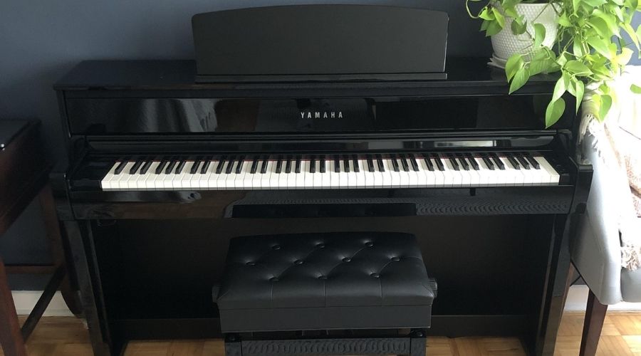 CLP-775 có thiết kế cổ điển, vuông vức, gọn gàng