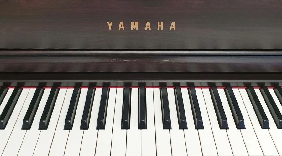 Phím trắng thấm hút, phím đen chống bám mồ hôi