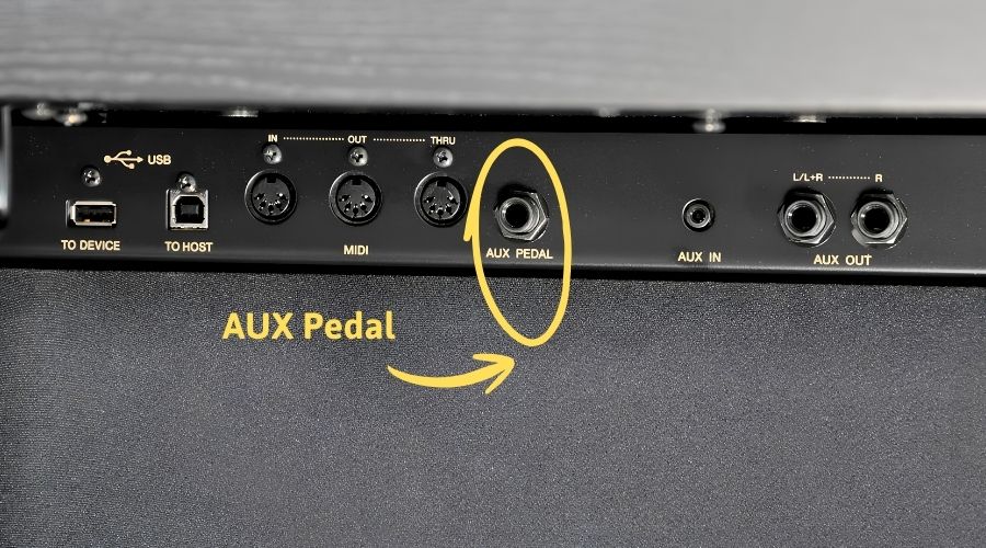 CLP-785 có AUX Pedal để gắn thêm bàn đạp phụ