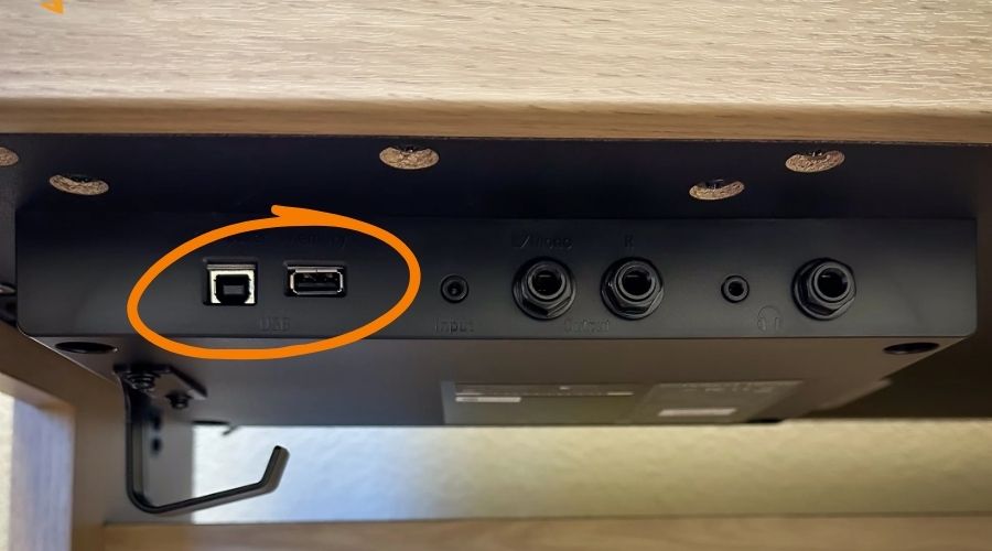 Cổng USB giúp truyền MIDI hoặc lưu bản ghi