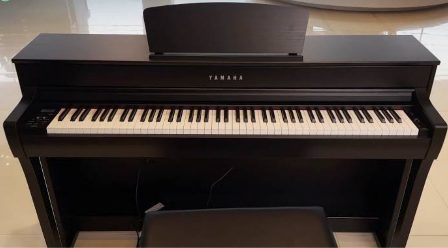 Dáng đứng CLP-735 truyền thống, giống kiểu dáng piano Upright