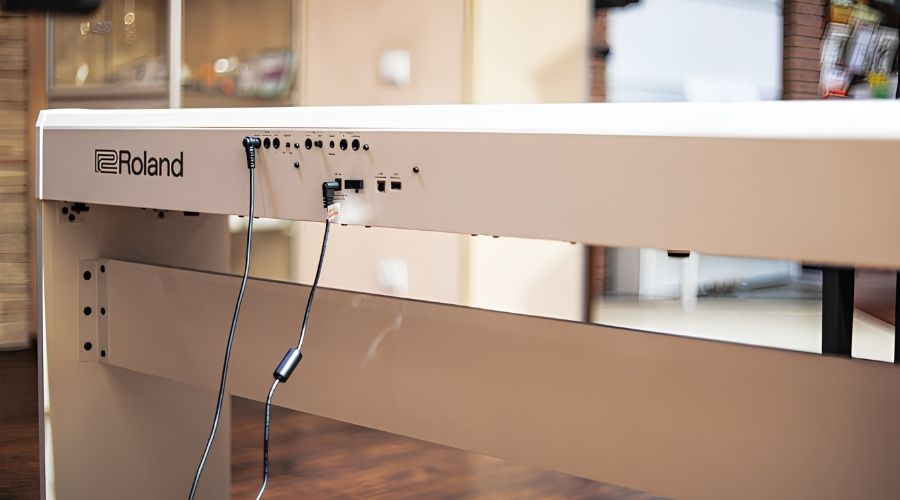 Mặt sau có cổng USB, line out, ba jack pedal