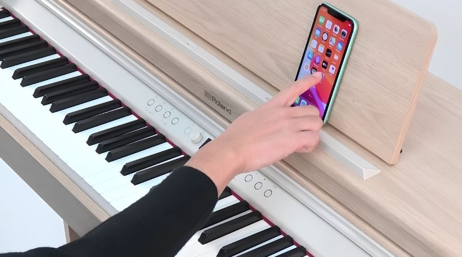 RP-701 lợi thế hơn nhờ tích hợp Bluetooth Audio, MIDI