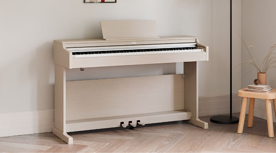 YDP-165 có dáng tủ tiêu chuẩn, thân đàn chắc chắn